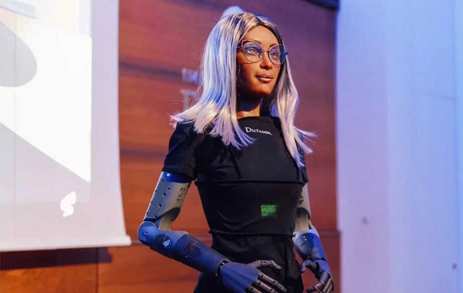 mika primer robot ceo